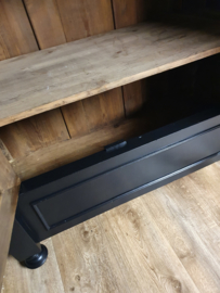 Antieke strakke stoere kast "Pure Black"