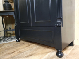 Antieke strakke stoere kast "Pure Black"