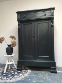 Antieke stoere landelijke meidenkast "pure black" Mia Colore