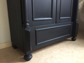 Antieke stoere landelijke kast "pure black" zwart