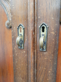 Oude landelijke brocante kledingkast