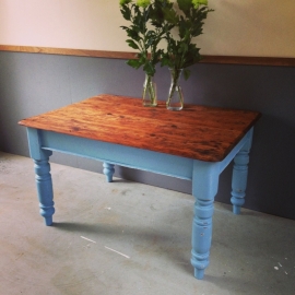 Antieke eettafel met boerenblauw onderstel