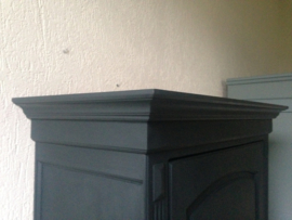 Stoere sobere landelijke eendeurskast "In the dark"
