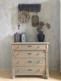 Antieke landelijke stoere sobere grenen ladekast / commode "warm stone"