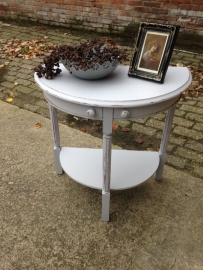 Halfronde sidetable, klein model VERKOCHT