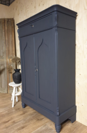 Antieke mahonie spitsboog meidenkast "Graphite"