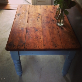 Antieke eettafel met boerenblauw onderstel