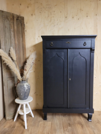 Stoere antieke poortkast / meidenkast Pure Black