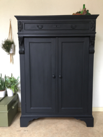 Antieke stoere landelijke meidenkast "pure black"