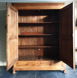 Stoere  antieke eikenhouten kast