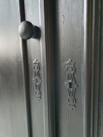 Antieke stoere landelijke meidenkast "pure black" Mia Colore