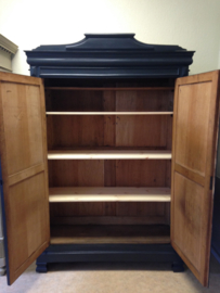 Antieke industriele stoere zwarte kast "Raw black"
