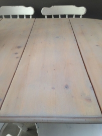 Grote eettafel met vergrijsde look