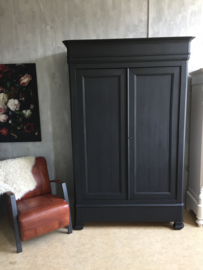 Grote antieke strakke stoere landelijke kast "Pure Black" Louis Philippe