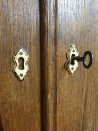 Antieke eikenhouten landelijke Biedermeier meidenkast