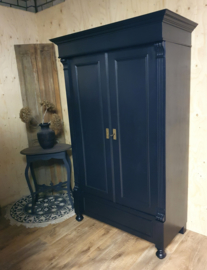 Antieke strakke stoere kast "Pure Black"