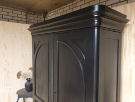 Megagrote antieke mahonie poortkast/ kledingkast Pure Black