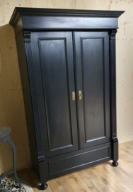 Antieke strakke stoere kast "Pure Black"