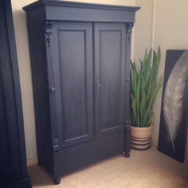 Antieke landelijke kast "Pure Black" Mia Colore