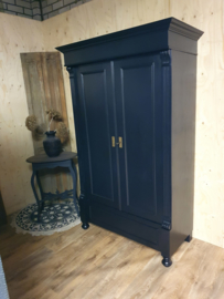 Antieke strakke stoere kast "Pure Black"