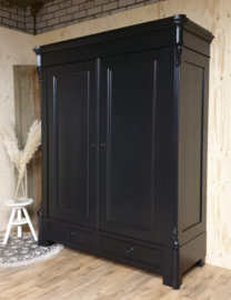 Antieke landelijke grote kast Pure Black