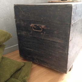 Antieke brocante grote houten opbergkist oud-zwart