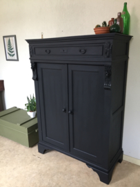 Antieke stoere landelijke meidenkast "pure black"