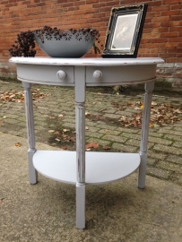 Halfronde sidetable, klein model VERKOCHT