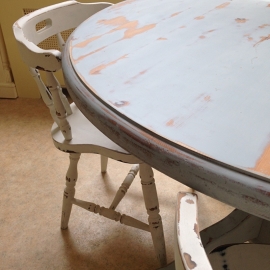 Brocante eettafelset met 4 brocante stoelen