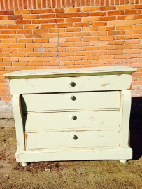 Antieke brocante ladekast in de kleur "cooking apple green" van Farrow and Ball