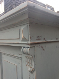 Antieke brocante sleetse kast "mineral grey" krijtverf