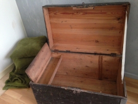 Antieke brocante grote houten opbergkist oud-zwart