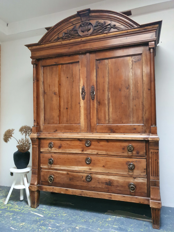 Antiek landelijk sober brocante kabinet, kuifkast, groot model | Verkocht | Woonwinkel Van Toen antieke, landelijke en brocante meubels