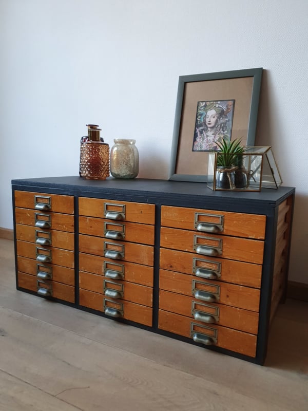 Vintage ladenkast / archiefkast Verkocht Woonwinkel Van Toen voor antieke, landelijke en brocante meubels