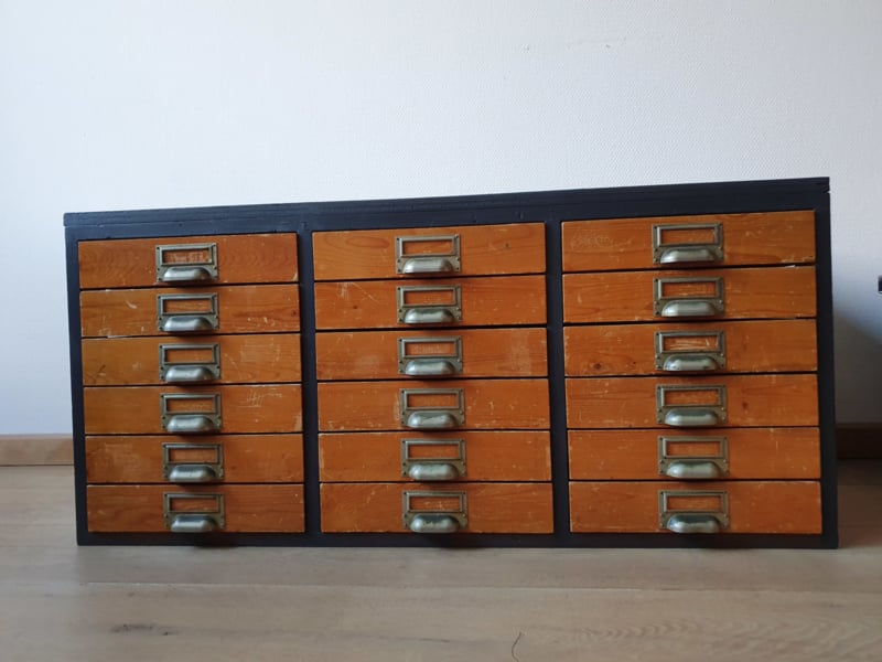 Vintage ladenkast / archiefkast Verkocht Woonwinkel Van Toen voor antieke, landelijke en brocante meubels