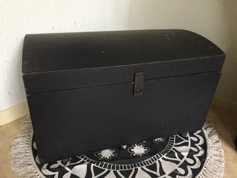 galerij doos Trouwens Oude brocante zwarte kist / scheepskist / opbergkist nr.1 | Verkocht |  Woonwinkel Van Toen voor antieke, landelijke en brocante meubels