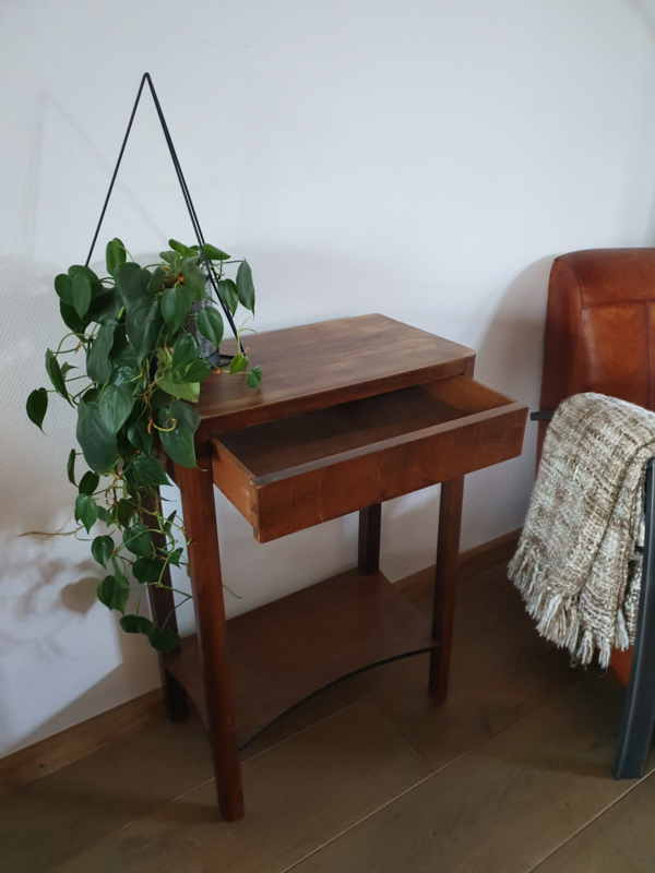 huis Modderig huiswerk Retro vintage oud bijzettafeltje / plantentafel | Verkocht | Woonwinkel Van  Toen voor antieke, landelijke en brocante meubels