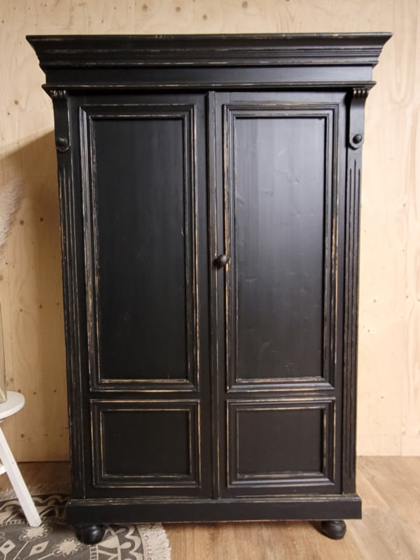 Onleesbaar commando beeld Oude sleetse landelijke brocante zwarte kast | Verkocht | Woonwinkel Van  Toen voor antieke, landelijke en brocante meubels