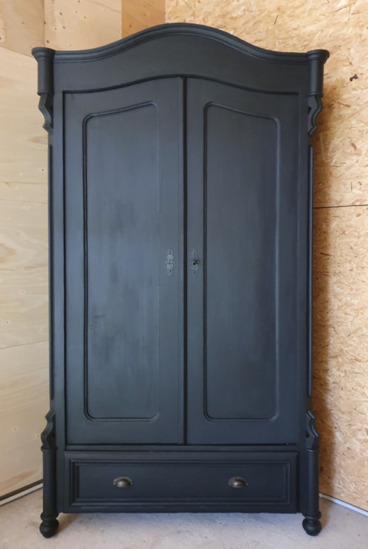 warmte kloon Uitstekend Zwarte Biedermeier hoekkast "Pure Black" | Verkocht | Woonwinkel Van Toen  voor antieke, landelijke en brocante meubels