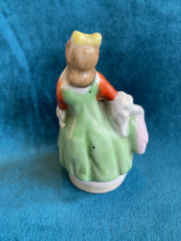Porceleinen beeldje meisje met oranje en groene jurk
