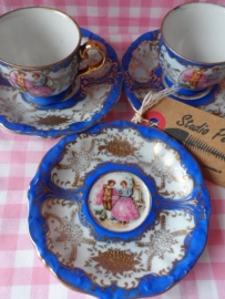 Set van 3 Miniatuur kopjes met barok-decor in blauw.