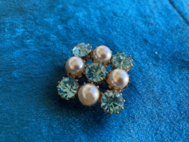 Broche met blauwe stenen en "parels".