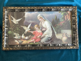 Schilderij, prent in lijst. Maria en Jezus met duiven.