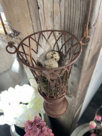 Roestig mandje met mos en nestje met eitjes en veertjes