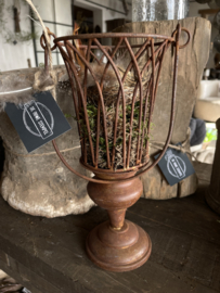 Roestig mandje met mos en nestje met eitjes en veertjes