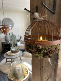 Roestige hanger met kaars mos en eitjes