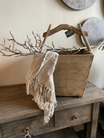 Oude houten bak met hengsel