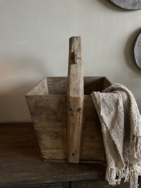 Oude houten bak met hengsel