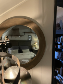 Ronde spiegel met een houten rand