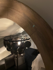Ronde spiegel met een houten rand